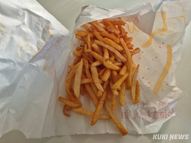 마라 시즈닝 맥쉐이커를 뿌린 후렌치 후라이. 이예솔 기자