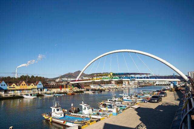 장림포구를 가로지르는 ‘레인보우 브릿지’.