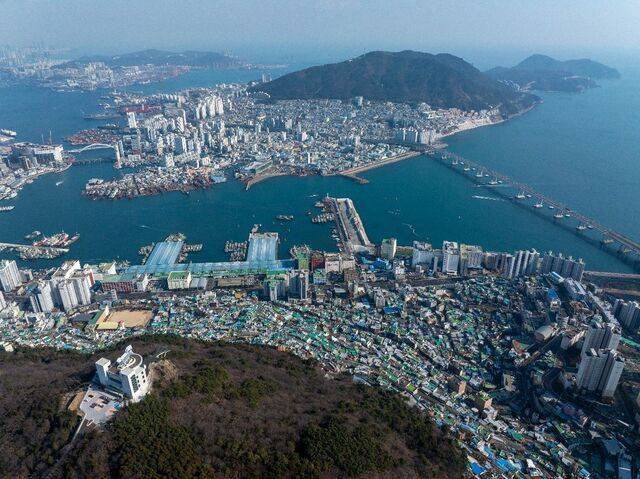 천마산 복합전망대(왼쪽 앞) 아래 영도 일대.