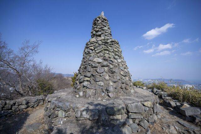 천마산 정상에 한 산악회가 쌓은 석성봉수대.