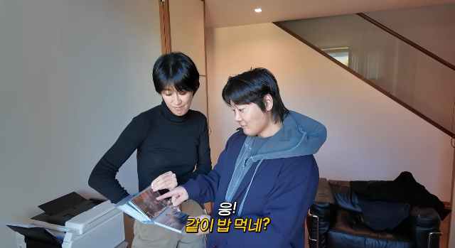 홍진경이 전 남편과 함께 식사하는 모습을 공개해 예상치 못한 반응을 불러왔다.사진= 유튜브 채널 ‘공부왕찐천재 홍진경’