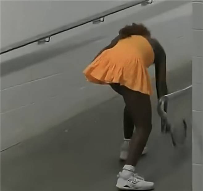 라켓 내리치는 고프. 유튜브 캡처