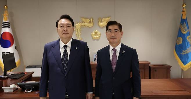 2022년 6월 20일 윤석열 전 대통령이 김용현 당시 경호처장에게 임명장을 수여한 뒤 기념촬영을 하고 있다. 대통령실 제공