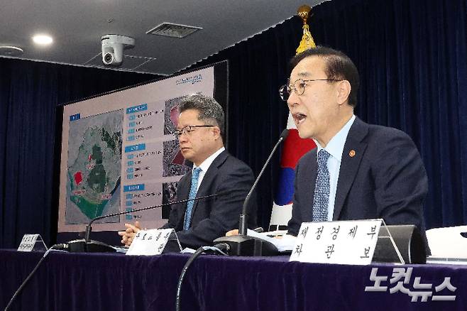 김윤덕 국토교통부 장관이 29일 서울 종로구 정부서울청사에서 도심 주택공급 확대 및 신속화 방안을 발표하고 있다. 김 장관은 서울 용산과 태릉, 경기 과천 등의 도심에 위치한 부지나 낡은 청사 등을 활용해 총 6만 가구를 공급하는 내용의 '도심 주택공급 확대 및 신속화 방안'을 발표했다. 박종민 기자