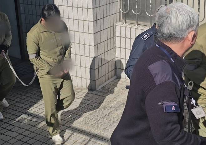 지난 28일 오전 대구지법 안동지원에서 감금·협박·폭행 등 혐의로 재판을 받은 10대 남성이 법원을 나서고 있다. 안동=뉴스1