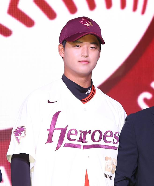 키움 구단이 신인 투수 박준현의 학교폭력 논란과 관련해 “사법기관의 최종 판단을 기다리겠다”고 밝혔다. 뉴시스