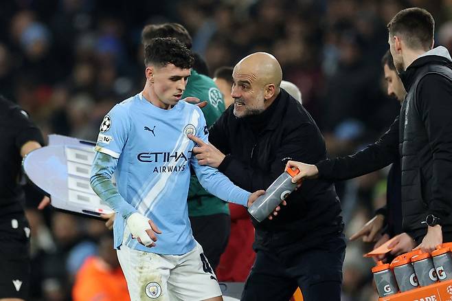 펩 과르디올라 맨시티 감독이 29일 갈라타사라이전에서 필 포든에게 작전을 지시하고 있다. 로이터연합뉴스