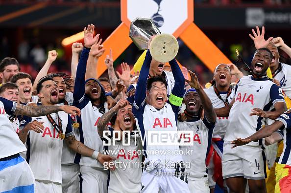 ▲ 축구 콘텐츠 매체 '매드풋볼'은 27일 21세기 최고 윙어 25인의 순위를 공개했다. 손흥민은 전체 15위에 이름을 올렸다.