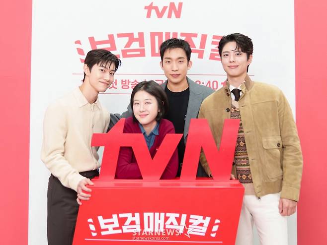 배우 이상이, 박보검, 곽동연, 손수정 PD가 29일 온라인으로 진행된 tvN 예능 '보검 매직컬' 제작발표회에 참석해 포즈를 취하고 있다. /사진제공=CJENM 2026.01.29 /사진=이동훈 photoguy@