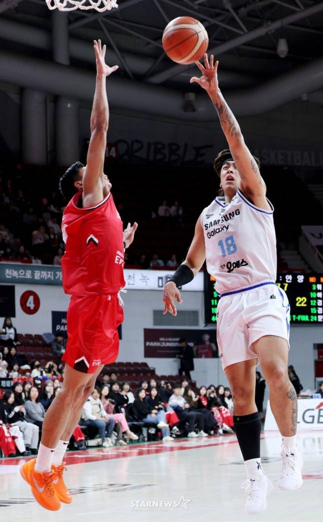 슈팅을 시도하는 구탕. /사진=강영조 선임기자