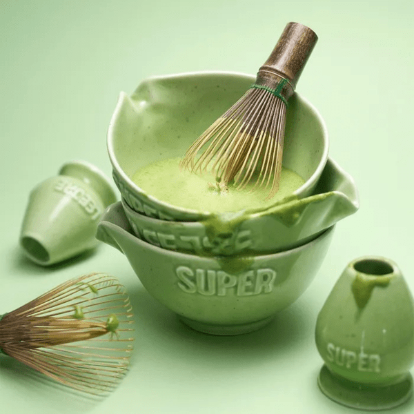 슈퍼말차 리이제 그린 세레모니 세트 명인이 국내산 오죽으로 만든 100본 차선과 감각적인 실루엣의 차선꽂이, 차완, 제주 싱글 오리진 말차를 담은 퓨어 포켓 10개로 구성됐다. 99000원