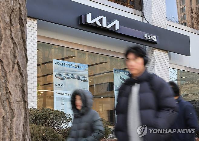 기아차, 2025년 경영실적 발표 (서울=연합뉴스) 최재구 기자 = 28일 서울 시내 기아자동차 전시장 앞을 시민들이 지나고 있다. 이날 기아는 컨퍼런스콜을 통해 2025년 경영실적을 발표했다.
연결 기준 지난해 기아의 매출은 6.2% 늘어난 114조1천409억원으로 사상 최대를 기록했고, 영업이익은 9조781억원으로 전년보다 28.3% 감소한 것으로 공시됐다. 2026.1.28 jjaeck9@yna.co.kr