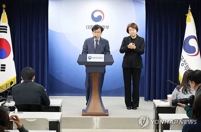 정기현 위원장, 제2차 의료혁신위원회 결과 브리핑 (서울=연합뉴스) 이정훈 기자 = 정기현 의료혁신위원장이 29일 서울 종로구 정부서울청사에서 제2차 의료혁신위원회 결과를 브리핑하고 있다. 2026.1.29 uwg806@yna.co.kr