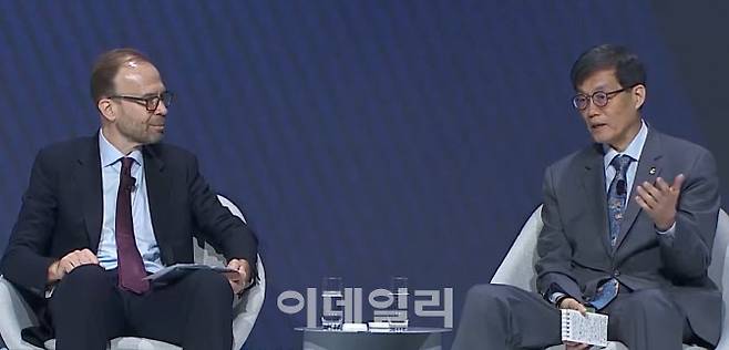이창용 한은 총재가 얀 하치우스 골드만삭스 수석 이코노미스트와 대담하고 있다. (사진= 한국은행 유튜브 캡처)