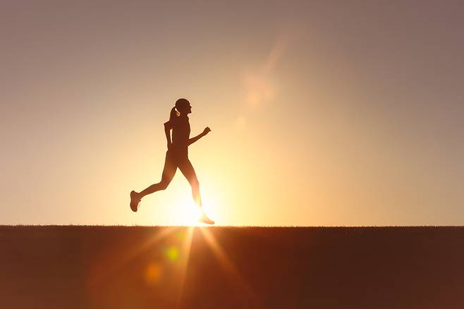 걷기와 달리기는 가장 대표적인 유산소 운동으로서, 별도의 비용을 들이지 않고도 꾸준히 할 수 있는 운동으로 사랑받고 있다. 사진=게티이미지뱅크