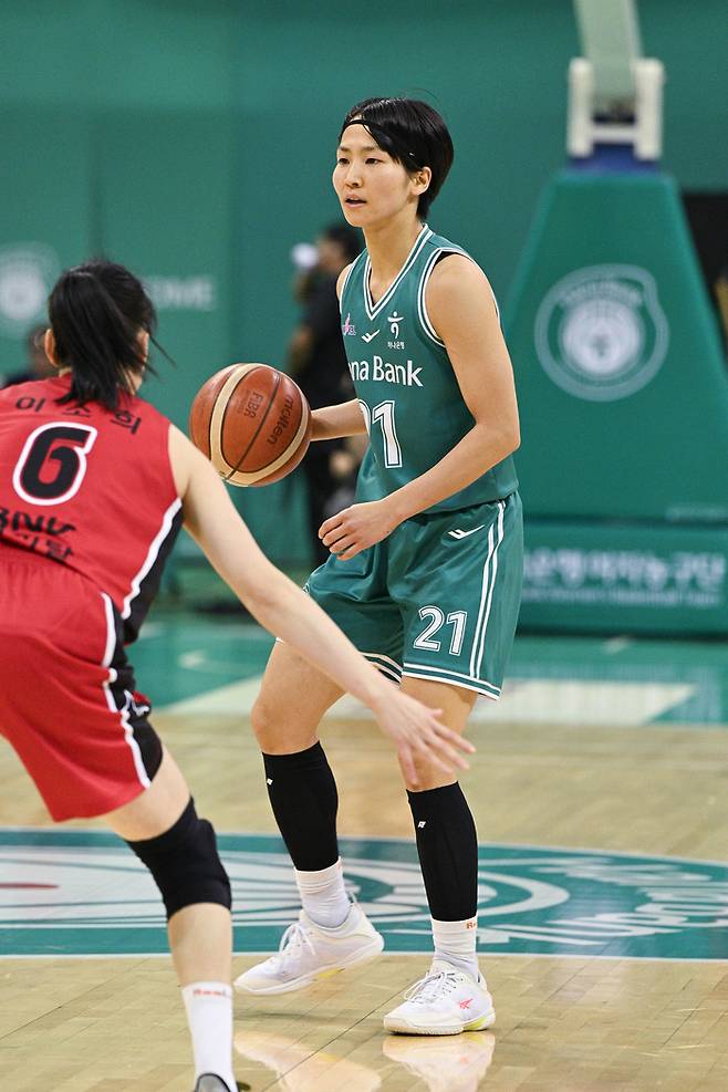 하나은행 사키가 30일 부천체육관에서 열린 BNK금융 2025~2026 여자프로농구 정규리그 BNK와 경기에서 드리블하며 패스 길을 보고 있다. 사진 | WKBL