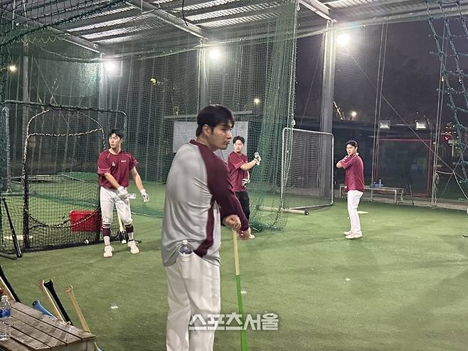 박병호 코치가 선수들의 훈련을 지켜보고 있다. 가오슝 | 박연준 기자 duswns0628@sportsseoul.com