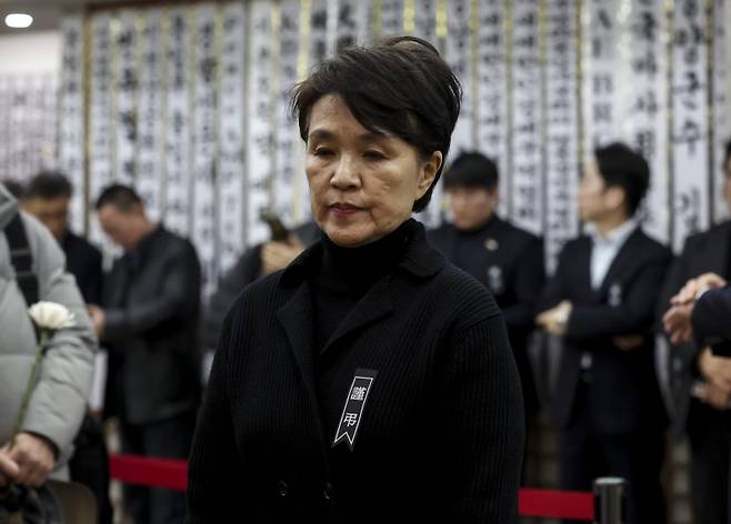 강금실 전 법무부 장관이 지난 29일 서울 종로구 서울대학교병원 장례식장에 마련된 고 이해찬 전 국무총리의 빈소를 조문하고 있다. 뉴시스