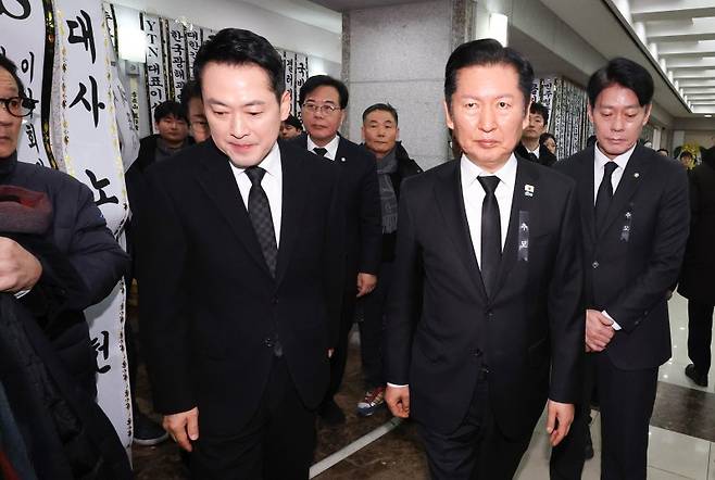 더불어민주당 정청래 대표가 30일 서울 종로구 서울대학교병원 장례식장에 마련된 이해찬 전 국무총리의 빈소에서 조문을 마친 국민의힘 장동혁 대표를 배웅하고 있다. 연합뉴스