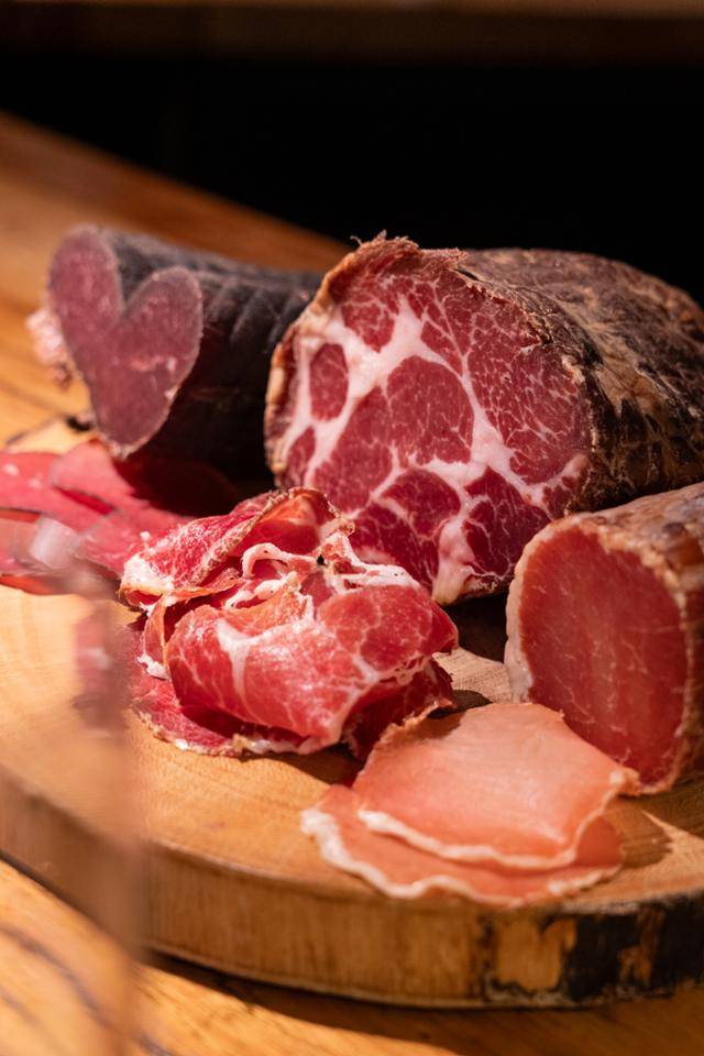 더 큐어링의 샤퀴테리.