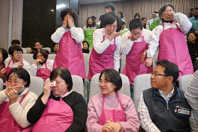 29일 서울 여의도 국회에서 열린 본회의에서 학교급식법 일부개정안이 가결되자 본회의에 참관한 학교급식 노동자들이 눈물을 흘리며 기뻐하고 있다. 사진=민경석 기자