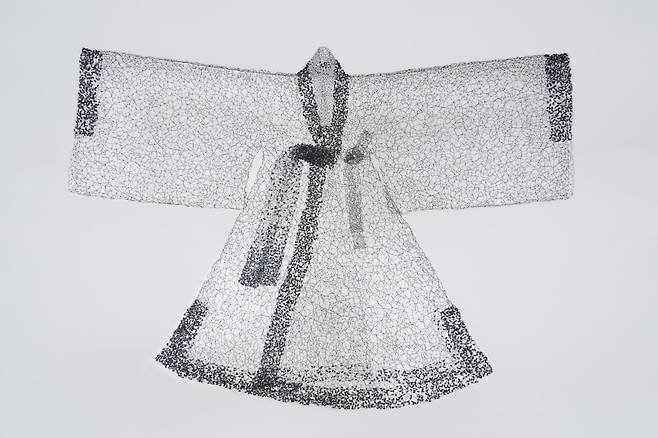 조선시대 사대부와 선비들이 입던 상징적 의복 '학창의', 2016, 철사, 비즈 /서울공예박물관