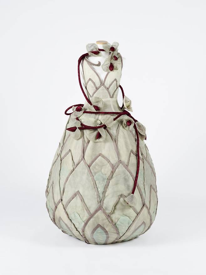 유일하게 남아있는 작가의 직물 작품. '진사 연화 청자 드레스', 1995, 노방. /서울공예박물관