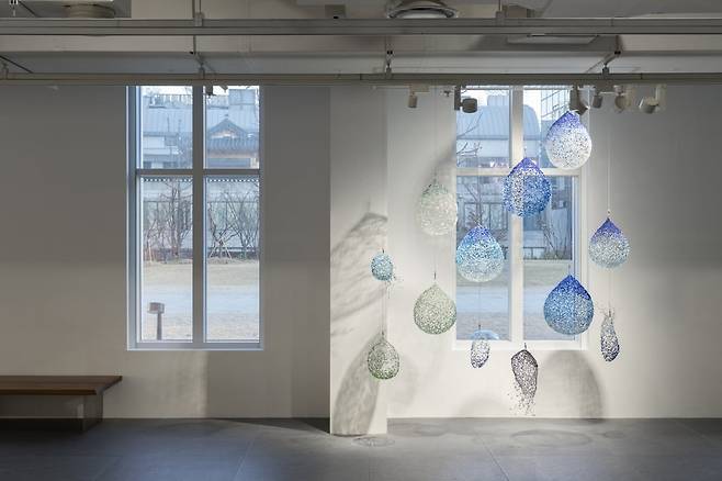 공간으로 확장된 설치 작업을 선보이는 전시1동 1층 로비 전경. /서울공예박물관