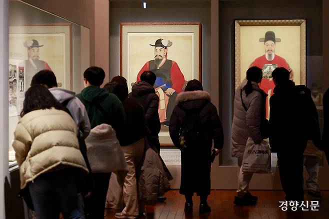 29일 서울 용산구 국립중앙박물관을 찾은 시민들이 <광복 80주년 기념 특별전 우리들의 이순신> 전시를 관람하고 있다. 이번 전시는 이순신 자료를 집대성한 국립중앙박물관 최초의 이순신 특별전으로 <난중일기> 친필본, <이순신 장검> 등 이순신 종가 유물 20건 34점을 포함하여 국보 6건 15점, 보물 39건 43점, 국가등록문화유산 6건 9점 등 총 전시품 258건 369점을 관람할 수 있다. 문재원 기자