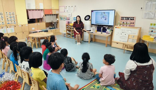 서울 마곡의 LG사이언스파크 내에 위치한 사내 어린이집에서 아이들이 수업을 듣고 있다. LG 제공