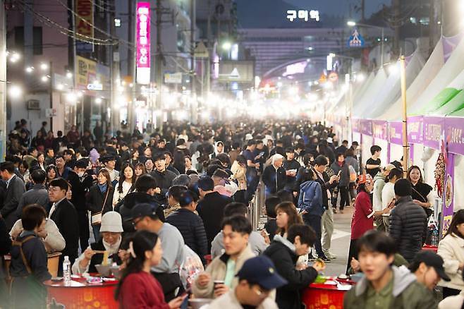 라면을 끓일 때 스프 양을 줄이고 목이버섯이나 콩나물 같은 채소를 듬뿍 넣으면, 식이섬유가 탄수화물의 흡수를 늦춰 혈당 스파이크를 막는 ‘완충 작용’을 한다. 구미 라면축제 현장. 경북도 제공