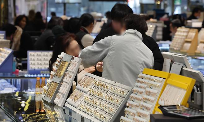 국제 금값이 사상 처음 온스당 5500달러를 넘어선 29일 서울 종로구한 귀금속 매장이 손님으로 붐비고 있다. 사진은 기사 내용과 직접적 관련 없음. 연합뉴스