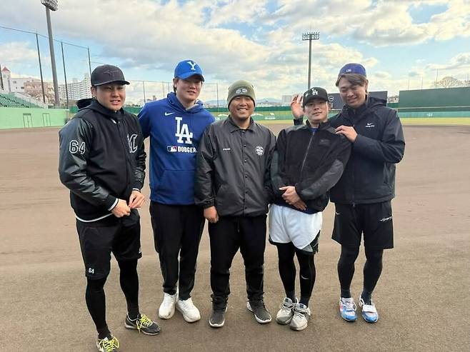 ▲ LA 다저스 장현석과 야마모토 요시노부 등 함께 훈련을 하다 사진 촬영에 나섰다. ⓒ히로이케 코시로 SNS