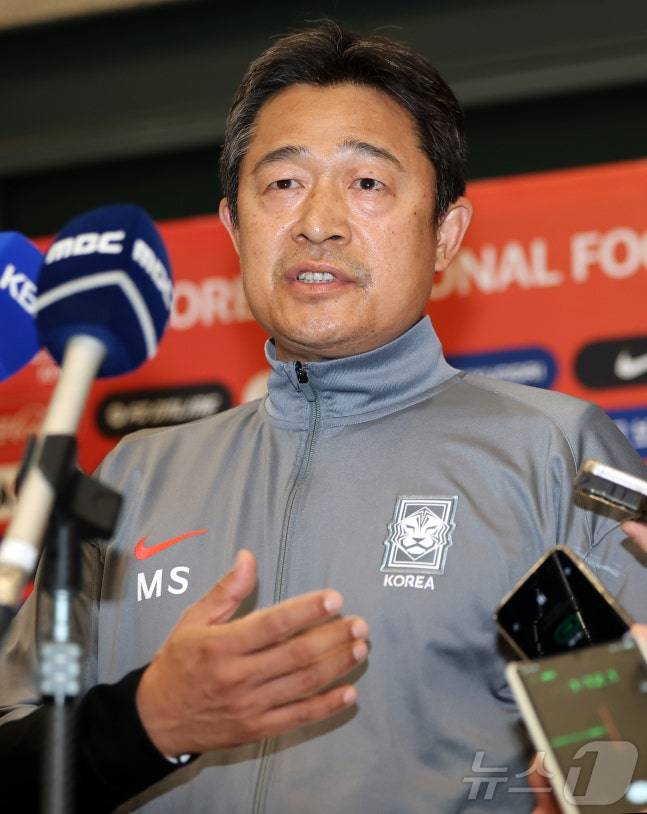 이민성 대한민국 23세 이하(U-23) 축구 대표팀 감독이 25일 오후 인천국제공항을 통해 귀국 후 인터뷰를 하고 있다. 이민성 감독이 이끄는 축구 대표팀은 김상식 감독의 베트남에 승부차기 끝에 충격적인 패배를 당하며 아시아축구연맹(AFC) U-23 아시안컵을 4위로 마감했다. /사진=뉴스1