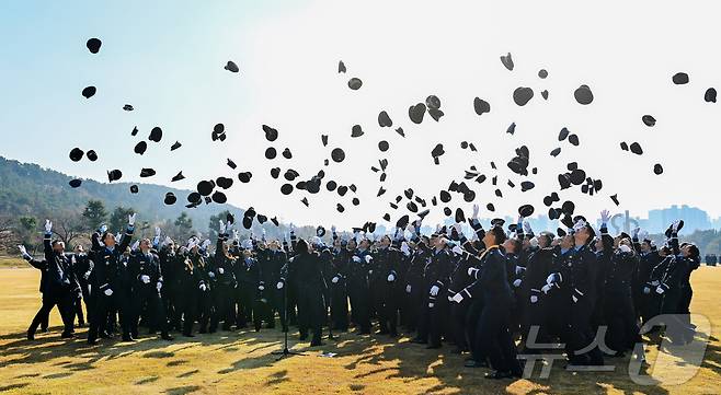 지난 2025년 11월 24일 경남 진주 공군교육사령부 대연병장에서 열린 제155기 학사사관후보생 임관식에 참석한 신임 소위들. (공군 제공. 재판매 및 DB 금지) 2025.11.24/뉴스1