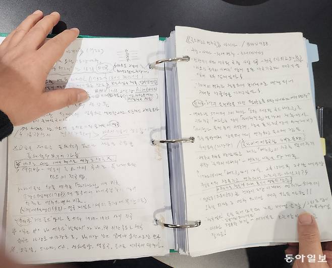 김현철이 클래식을 틈틈이 공부하면서 정리한 노트. 다양한 클래식 방송에서 색다른 묘미를 주기 위해 동분서주, 방대한 정보를 찾아 쉽게 풀어낸 흔적이 보인다. 코미디언 이용식은 “클래식과 우리 일상을 연결해 주는 특별한 가이드”라고 했다. ‘현마에’의 삶을 지탱하는 보물 1호다. 유재영 기자 elegant@donga.com