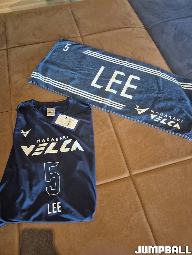 ▲이현중 넘버링 티셔츠와 머플러. 그나마 가격이 만만함(티셔츠 약 3만6000원)