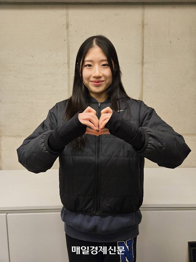 피겨스케이팅 국가대표 이해인이 매일경제와 인터뷰에서 팬들을 향한 사랑을 담아 ‘고양이 하트’를 그리며 포즈를 취하고 있다. 김지한 기자