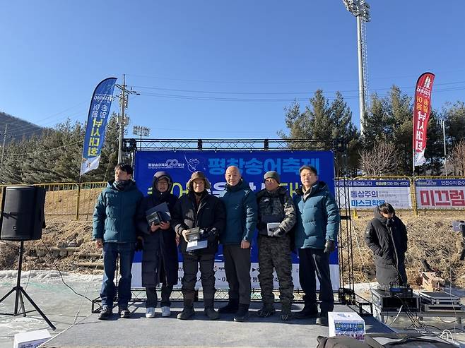 2026 평창송어 얼음낚시 대회 우승자 단체사진 / 사진= 문서연 여행+ 기자