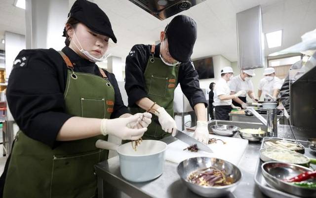 육군2작전사령부가 28일 개최한 육군5군수지원사령부(5군지사) 급양대에서 개최한 K-2작전사 군식대첩 본선’에서 참가 장병들이 음식를 조리하고 있다.국방일보 제공