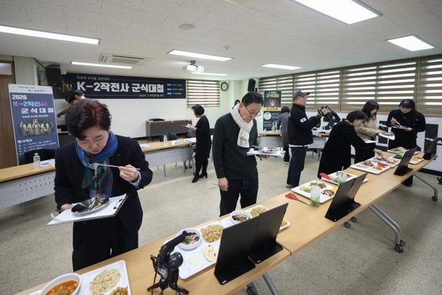 유명 호텔 조리장, 대학 식품영양·조리학과 교수, 영양사, 종합군수학교 조리교관 등 급식 분야 전문가들로 구성된 군식대첩 심사위원들이 음식을 평가하고 있다. 국방일보 제공