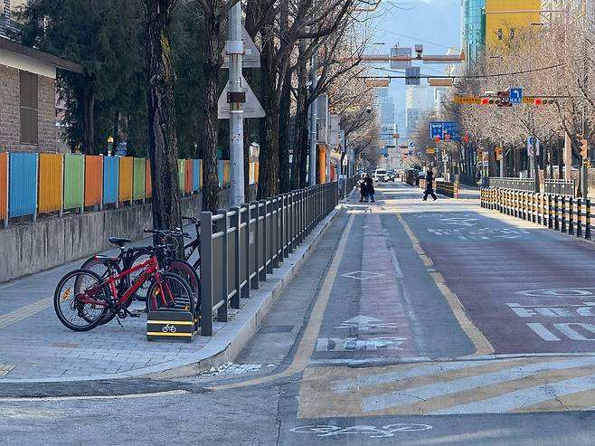 서울 노원구의 한 자전거 전용차로. 김광우 기자.
