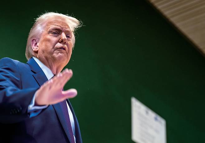 1월22일 스위스 다보스에서 열린 제56차 세계경제포럼(WEF) 연례회에 참가한 도널드 트럼프 미국 대통령이 계단을 오르며 제스처를 취하고 있다. ⓒEPA 연합