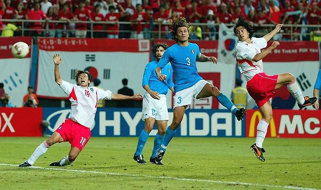 골든골을 터뜨리는 안정환(오른쪽), 말디니(가운데). 게티이미지코리아