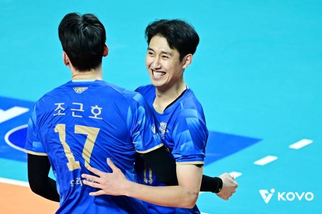 우리카드 한성정(오른쪽)이 조근호와 함께 기뻐하고 있다. /사진=한국배구연맹 제공