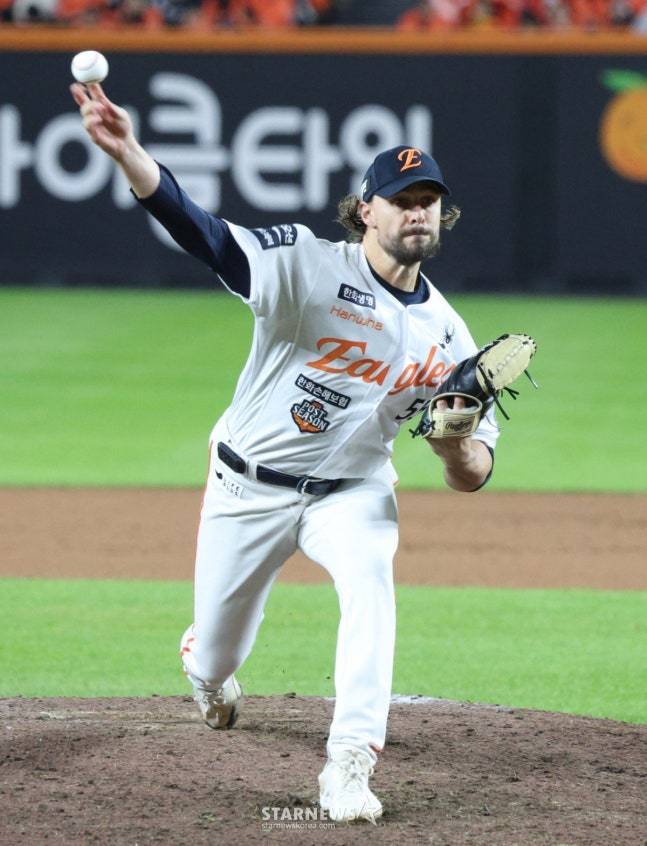 지난해 10월 열린 삼성 라이온즈와 플레이오프 5차전에 구원 등판해 역투하는 와이스. /사진=김진경 대기자