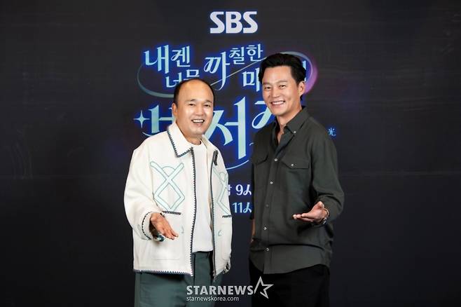 배우 김광규, 이서진이 SBS 예능 '내겐 너무 까칠한 매니저 - 비서진' 기자간담회에 참석해 포즈를 취하고 있다. /사진제공=SBS 2025.10.02 /사진=이동훈 photoguy@