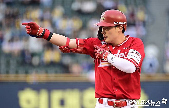 SSG 랜더스가 2026시즌 연봉 계약을 마쳤다. 지난해 주전 포수로 자리 잡은 조형우가 가장 높은 인상률(212.5%)을, 필승조 이로운이 최고 인상액(1억 2600만원)을 기록했다. 더불어 SSG 구단은 '2026시즌 종료 후 FA 자격을 얻는 최지훈과 다년계약을 지속적으로 논의해 나갈 예정'이라고 밝혔다. 엑스포츠뉴스 DB