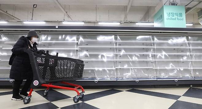 ▲ 홈플러스 인천 계산점 폐점을 하루 앞둔 지난달 31일 인천 계양구 인천계산점 매대가 텅 비어있다. 기업회생절차를 밟고 있는 홈플러스는 이달 말까지 5개 점포의 영업을 중단할 예정이다. /이재민 기자 leejm@incheonilbo.com