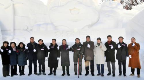 ◇제33회 태백산 눈축제 제막식이 지난달 31일 태백산국립공원 일원에서 열렸다.
